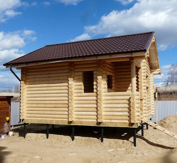 Монтаж винтовых свай для фундамента бани в Старице